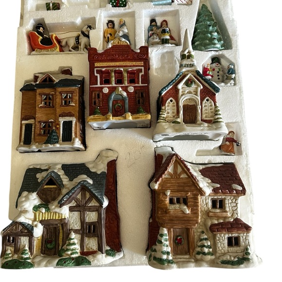 VINTAGE CHRISTMAS VILLAGE 15 PIECES /NO BOX/ NO LIGHTS - Picture 4 of 14